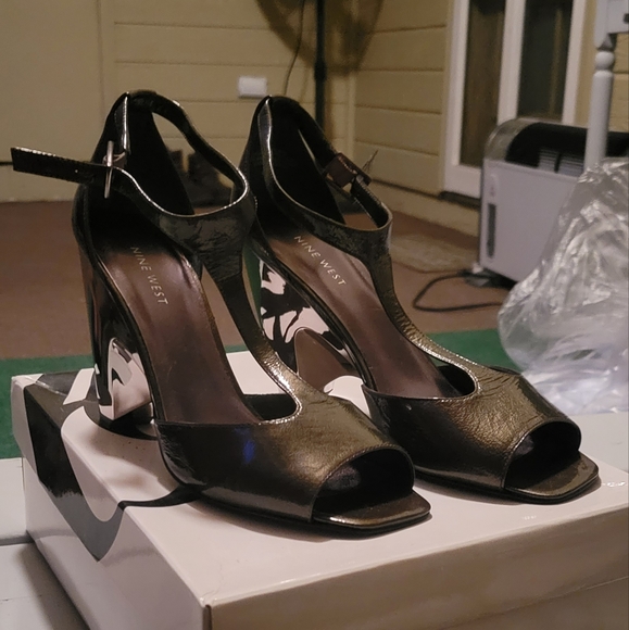 Black and Metallic Heel - Picture 2 of 5